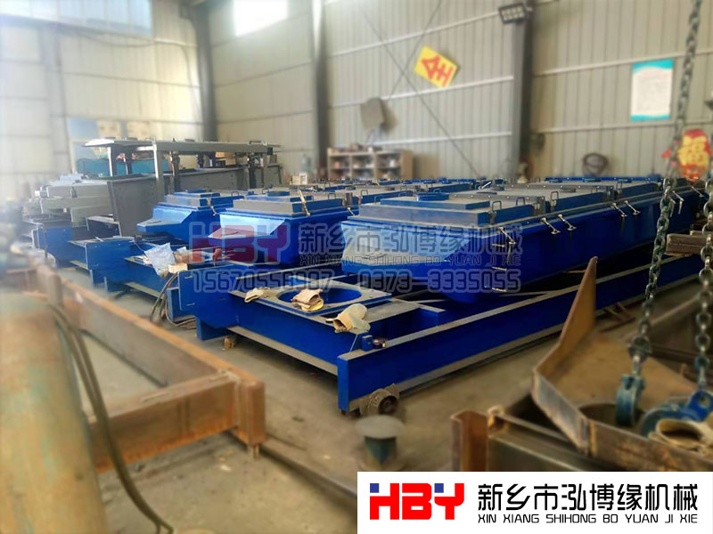 除了喂料方式,还有哪些因素会影响筛子的效率?